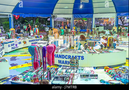 Kemer, Türkei - Mai 5, 2017: Das Kunsthandwerk Markt bietet eine breite Palette aus Gewirken Kleider, Schmuck und andere Souvenirs, Am 5. in Kemer. Stockfoto