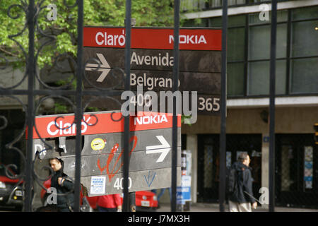 Dieses Bild zeigt ein Straßenschild für die Avenida Belgrano im Stadtteil Monserrat in Buenos Aires, Argentinien. Die Straße ist für ihre kulturelle und historische Bedeutung in der Stadt bekannt. Stockfoto