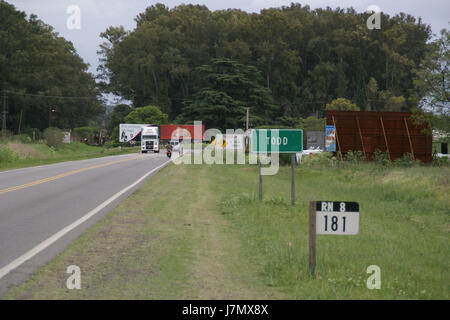 Dieses Bild stellt eine Szene aus Ruta Nacional 8 in Argentinien dar, die 2011 aufgenommen wurde. Das Foto zeigt die Straßen und Landschaften, die typisch für das argentinische nationale Autobahnsystem sind, und zeigt die Infrastruktur des Landes. Stockfoto