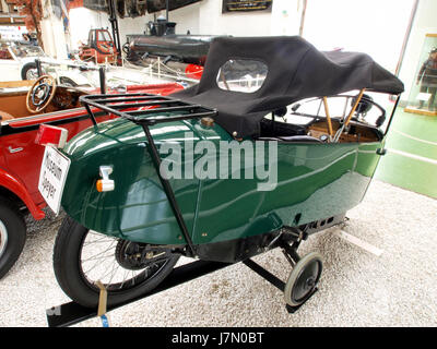 Das 1928 Mauser Monotrace ist ein Oldtimer-Motorrad mit einem 18-PS-Motor und einem Hubraum von 510 ccm. Es spiegelt das technische Design und die Technologie der späten 1920er Jahre wider und unterstreicht die Leistung und Konstruktion des Motorrads. Stockfoto