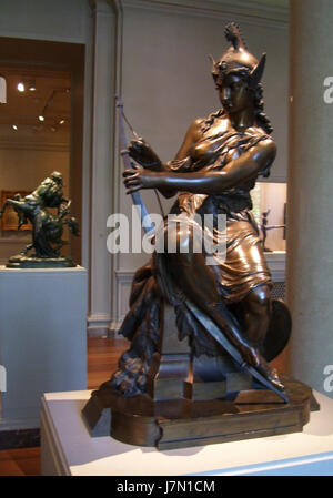 Dieses Kunstwerk von Pierre Eugene Emile Hebert aus dem Jahr 1860, ausgestellt in der National Gallery of Art in Washington, DC, zeigt eine dramatische Szene einer Figur, die sich auf den Kampf vorbereitet, interpretiert als Queen Antiope oder bewaffnete Venus. Das Gemälde zeichnet sich durch seine klassischen Themen und seine dynamische Komposition aus. Stockfoto