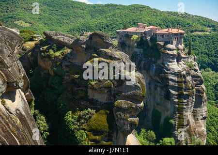 Großes Kloster Varlaam auf dem hohen Felsen in Meteora, Thessalien, Griechenland Stockfoto