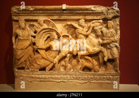 Das Bild „altes Museum Vorderseite einer Aschenkiste“ zeigt die Vorderseite einer antiken Urne aus der Sammlung des Alten Museums und zeigt die künstlerische Darstellung einer Graburne. Die Schleifung der Dirke bezieht sich auf eine mythologische Szene auf der Urne, die die Geschichte von Dirce, einer Figur aus der griechischen Mythologie, zeigt. Stockfoto