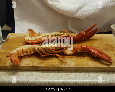 Dieses Bild zeigt ein Hummer, ein Militärfahrzeug, das sein robustes Design und seine Fähigkeit für den Einsatz in Geländegebieten, möglicherweise in einem historischen oder militärischen Kontext, zeigt. Stockfoto