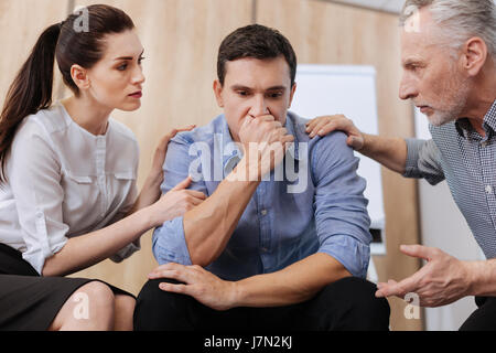 Traurig trostlos Mann leidet unter Depressionen Stockfoto