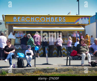 Largs, Schottland. 25. Mai 2017. Großbritannien Wetter. Menschen, die genießen eines sengenden Tages in Largs was verspricht der heißeste Tag des Jahres so weit sein. Alan Oliver/Alamy Live-Nachrichten Stockfoto