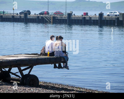 Largs, Schottland. 25. Mai 2017. Großbritannien Wetter. Menschen, die genießen eines sengenden Tages in Largs was verspricht der heißeste Tag des Jahres so weit sein. Alan Oliver/Alamy Live-Nachrichten Stockfoto