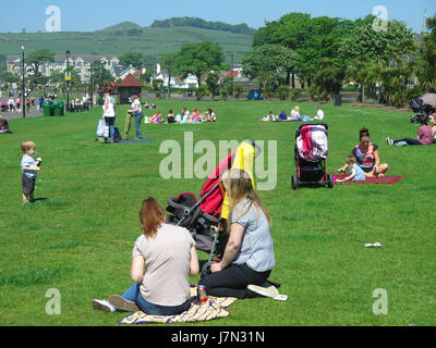 Largs, Schottland. 25. Mai 2017. Großbritannien Wetter. Menschen, die genießen eines sengenden Tages in Largs was verspricht der heißeste Tag des Jahres so weit sein. Alan Oliver/Alamy Live-Nachrichten Stockfoto