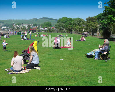 Largs, Schottland. 25. Mai 2017. Großbritannien Wetter. Menschen, die genießen eines sengenden Tages in Largs was verspricht der heißeste Tag des Jahres so weit sein. Alan Oliver/Alamy Live-Nachrichten Stockfoto