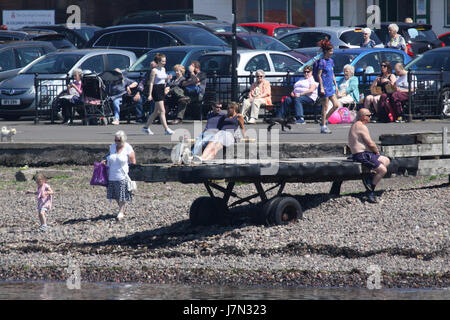 Largs, Schottland. 25. Mai 2017. Großbritannien Wetter. Menschen, die genießen eines sengenden Tages in Largs was verspricht der heißeste Tag des Jahres so weit sein. Alan Oliver/Alamy Live-Nachrichten Stockfoto