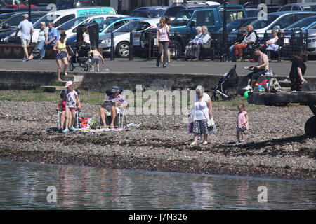 Largs, Schottland. 25. Mai 2017. Großbritannien Wetter. Menschen, die genießen eines sengenden Tages in Largs was verspricht der heißeste Tag des Jahres so weit sein. Alan Oliver/Alamy Live-Nachrichten Stockfoto