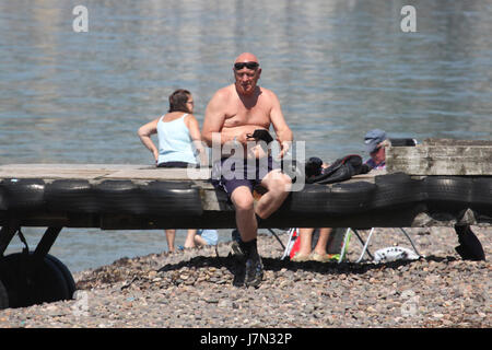 Largs, Schottland. 25. Mai 2017. Großbritannien Wetter. Menschen, die genießen eines sengenden Tages in Largs was verspricht der heißeste Tag des Jahres so weit sein. Alan Oliver/Alamy Live-Nachrichten Stockfoto