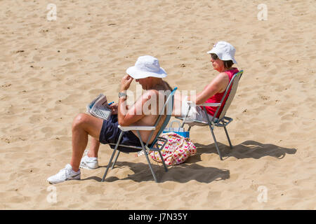 Lytham St Annes, Lancashire, UK. Großbritannien Wetter. 25. Mai 2017. Heißesten Tag des Jahres am Pier und Strand. Touristen-Leiter zu den unberührten Sandstränden von Lytham Hitzewelle zu genießen. Die Award Gewinner Strand ist ein Paradies für Touristen und Urlauber und dient für eine breite Palette von Aktivitäten. Der Strand selbst bei St Annes, an der Küste von Fylde, ist eine riesige Fläche mit goldenem Sand; perfekt für herumlaufen auf und Sandburgen. Kredite; MediaWorldImages/AlamyLiveNews Stockfoto