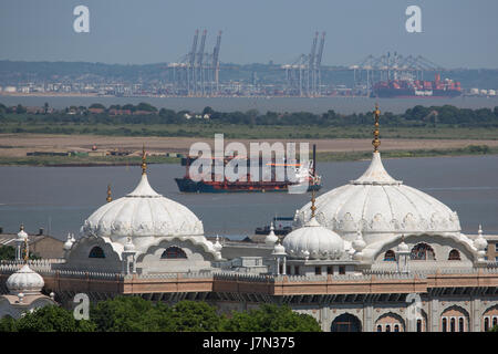 Gravesend, Kent, UK. 25. Mai 2017. Ein Schiff fährt vorbei an einem Sikh-Tempel in Gravesend, Kent, heute es einem heißen sonnigen Tag ist. Rob Powell/Alamy Live-Nachrichten Stockfoto