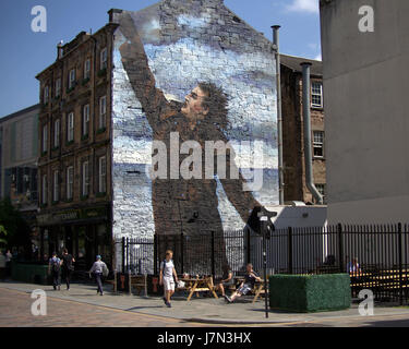 Glasgow, Schottland. 25. Mai 2017. Die erste Teil der riesigen Billy Connolly Trilogie der Straße Wandbilder inspiriert durch seinen Spitznamen "der große Yin" ist nun abgeschlossen und das Gemälde The Singing Butler Künstlers Jack Vettriano ihn scheinbar hat induzieren den Sonnenschein sonnen sich derzeit die Stadt Dr. Arzt Connolly nehme ich an Credit: Gerard Fähre/Alamy Live News Stockfoto