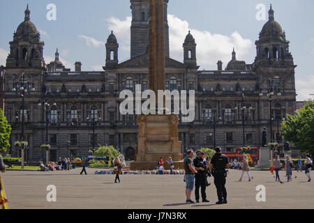 Glasgow, Schottland. 25. Mai 2017. Bewaffnete Polizei patrouillieren das Zentrum von Glasgow, wie die Sonne Gerard Fähre/Alamy Live News scheint Stockfoto