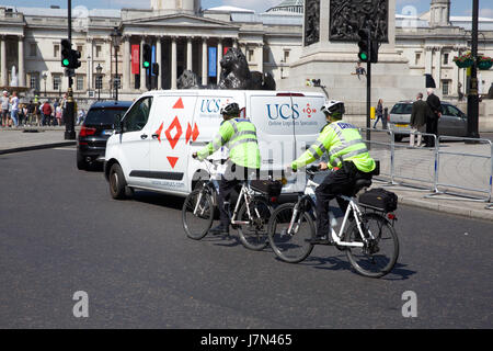 London, UK. 25. Mai 2017. Polizei auf Push bikes in Trafalagr Square in London als höher als normale Temperaturen eingestellt sind, weiterhin für den Rest der Woche Credit: Keith Larby/Alamy Live News Stockfoto