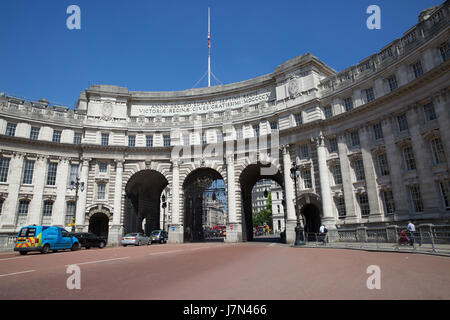 London, UK. 25. Mai 2017. Blauer Himmel über Admiralty Arch in London als höher als normale Temperaturen eingestellt sind, weiterhin für den Rest der Woche Credit: Keith Larby/Alamy Live News Stockfoto