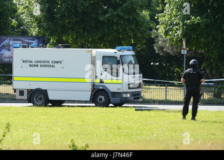 Polizei und Armee Bombenentschärfung auf ein verdächtiges Paket in hulme genannt, Manchester Stockfoto