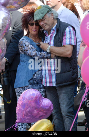 Manchester, UK. 25. Mai 2017. Menschen Schweigeminute eine der Opfer des Anschlags am St.-Anna Platz in Manchester, England, Manchester Arena 25. Mai 2017 zu Ehren. Bildnachweis: Xinhua/Alamy Live-Nachrichten Stockfoto