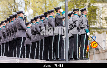 Helsinki, Finnland. 25. Mai 2017. Ein Staatsbegräbnis fand um zu Ehren der 9. Präsident von Finnland (1982 – 1994) Mauno Henrik Koivisto (25 Nov 1923 – 12 Mai 2017). Ehrenwache steht dabei in Aufmerksamkeit als die Prozession Fortschritte. Bildnachweis: Hannu Mononen/Alamy Live-Nachrichten Stockfoto