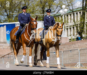 Helsinki, Finnland. 25. Mai 2017. Ein Staatsbegräbnis fand um zu Ehren der 9. Präsident von Finnland (1982 – 1994) Mauno Henrik Koivisto (25 Nov 1923 – 12 Mai 2017). Zwei berittene Polizisten führen den Trauerzug. Bildnachweis: Hannu Mononen/Alamy Live-Nachrichten Stockfoto