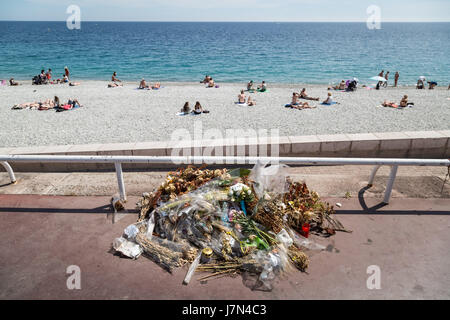 Nizza, Frankreich. 25. Mai 2017. Floral Tribute sind entlang der Promenade des Anglais in Nizza, dem Gelände des letztjährigen Terror-Anschlag. Am Abend des 14. Juli wurde ein 19 Tonnen Fracht LKW absichtlich in Massen feiern Bastille-Tag, was den Tod von 86 Menschen getötet und verletzt wurden 434 Gefahren. Bildnachweis: Guy Corbishley/Alamy Live-Nachrichten Stockfoto