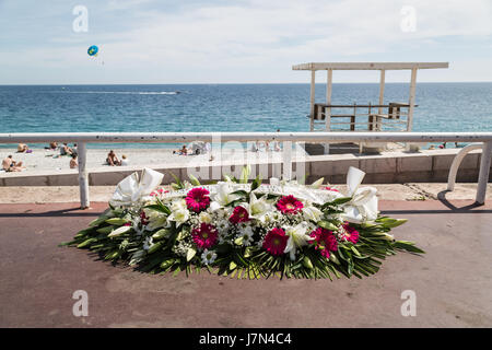 Nizza, Frankreich. 25. Mai 2017. Floral Tribute sind entlang der Promenade des Anglais in Nizza, dem Gelände des letztjährigen Terror-Anschlag. Am Abend des 14. Juli wurde ein 19 Tonnen Fracht LKW absichtlich in Massen feiern Bastille-Tag, was den Tod von 86 Menschen getötet und verletzt wurden 434 Gefahren. Bildnachweis: Guy Corbishley/Alamy Live-Nachrichten Stockfoto