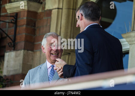 Das Oval, London, UK. 25. Mai 2017. Der Prince Of Wales ins Leben gerufen, dem International Cricket Council (ICC) Champions Trophy an das Oval wo er beobachtete ein Jugend-Cricket Spiel und traf sich mit einigen der teilnehmenden Jugendlichen. David Rowe/Alamy Live-Nachrichten. Stockfoto