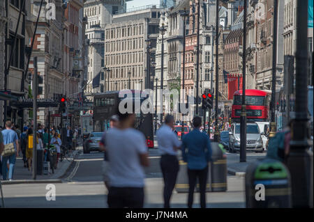 London, UK. 25. Mai 2017. Pendler und Touristen genießen heißen Sonnenschein und hohen Temperaturen heute Morgen. Sonnigen Piccadilly. Bildnachweis: Malcolm Park Leitartikel/Alamy Live-Nachrichten. Stockfoto