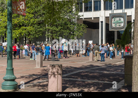 Memphis, USA. 25. Mai 2017. Memphis, Tennessee, 25. Mai 2017. Eine Gruppe sammelt um Generalstaatsanwalt Jeff Sessions Besuch mit Stadt und Landkreis Bürgermeister zu treffen und Strafverfolgung zu protestieren. Der Protest war friedlich und organisiert von NAACP und Black lebt Materie mit zahlreichen Referenten. Bildnachweis: Gary Culley/Alamy Live-Nachrichten Stockfoto