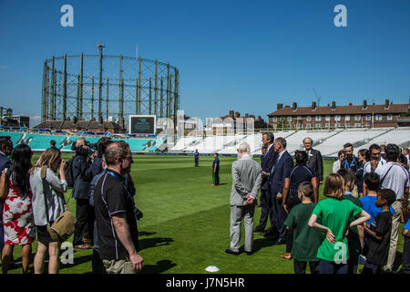 Das Oval, London, UK. 25. Mai 2017. Der Prince Of Wales ins Leben gerufen, dem International Cricket Council (ICC) Champions Trophy an das Oval wo er beobachtete ein Jugend-Cricket Spiel und traf sich mit einigen der teilnehmenden Jugendlichen. David Rowe/Alamy Live-Nachrichten. Stockfoto