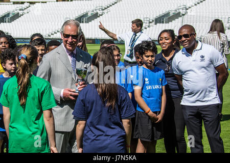 Das Oval, London, UK. 25. Mai 2017. Der Prince Of Wales ins Leben gerufen, dem International Cricket Council (ICC) Champions Trophy an das Oval wo er beobachtete ein Jugend-Cricket Spiel und traf sich mit einigen der teilnehmenden Jugendlichen. David Rowe/Alamy Live-Nachrichten. Stockfoto