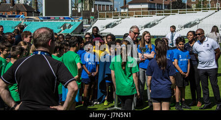 Das Oval, London, UK. 25. Mai 2017. Der Prince Of Wales ins Leben gerufen, dem International Cricket Council (ICC) Champions Trophy an das Oval wo er beobachtete ein Jugend-Cricket Spiel und traf sich mit einigen der teilnehmenden Jugendlichen. David Rowe/Alamy Live-Nachrichten. Stockfoto