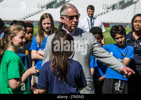 Das Oval, London, UK. 25. Mai 2017. Der Prince Of Wales ins Leben gerufen, dem International Cricket Council (ICC) Champions Trophy an das Oval wo er beobachtete ein Jugend-Cricket Spiel und traf sich mit einigen der teilnehmenden Jugendlichen. David Rowe/Alamy Live-Nachrichten. Stockfoto