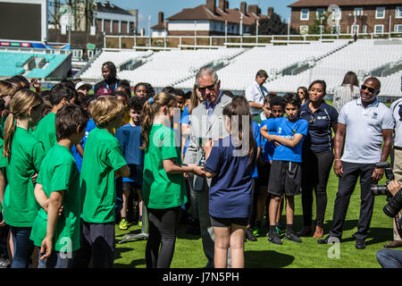 Das Oval, London, UK. 25. Mai 2017. Der Prince Of Wales ins Leben gerufen, dem International Cricket Council (ICC) Champions Trophy an das Oval wo er beobachtete ein Jugend-Cricket Spiel und traf sich mit einigen der teilnehmenden Jugendlichen. David Rowe/Alamy Live-Nachrichten. Stockfoto