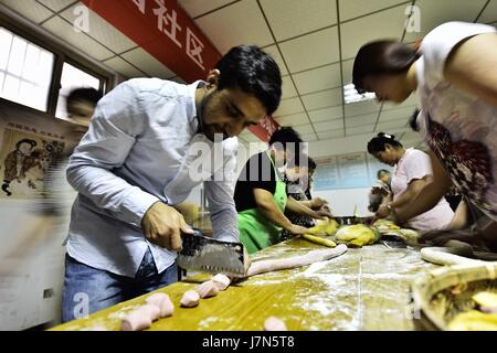 23. Mai 2017 - Hefei, Hefei, China - Hefei, CHINA-Mai 23 2017: (nur zur redaktionellen Verwendung. CHINA AUS)... Obaid, ein Student aus Pakistan, lernt, Knödel auf einer Wohnanlage in Hefei, Anhui Provinz Ost-China, 23. Mai 2017 machen. (Kredit-Bild: © SIPA Asien über ZUMA Draht) Stockfoto