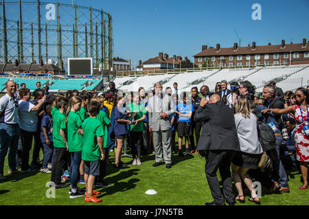 Das Oval, London, UK. 25. Mai 2017. Der Prince Of Wales ins Leben gerufen, dem International Cricket Council (ICC) Champions Trophy an das Oval wo er beobachtete ein Jugend-Cricket Spiel und traf sich mit einigen der teilnehmenden Jugendlichen. David Rowe/Alamy Live-Nachrichten. Stockfoto