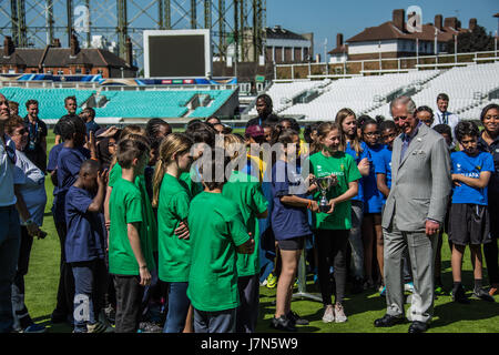 Das Oval, London, UK. 25. Mai 2017. Der Prince Of Wales ins Leben gerufen, dem International Cricket Council (ICC) Champions Trophy an das Oval wo er beobachtete ein Jugend-Cricket Spiel und traf sich mit einigen der teilnehmenden Jugendlichen. David Rowe/Alamy Live-Nachrichten. Stockfoto