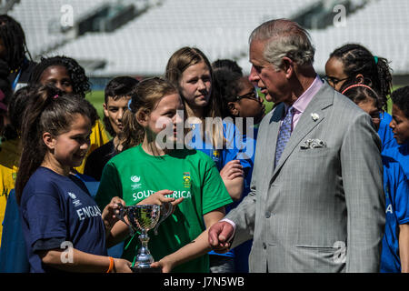 Das Oval, London, UK. 25. Mai 2017. Der Prince Of Wales ins Leben gerufen, dem International Cricket Council (ICC) Champions Trophy an das Oval wo er beobachtete ein Jugend-Cricket Spiel und traf sich mit einigen der teilnehmenden Jugendlichen. David Rowe/Alamy Live-Nachrichten. Stockfoto