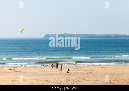 Dale Weststrand, Pembrokeshire, UK. 25. Mai 2017. Eine Familie mit strahlendem Sonnenschein bei Dale Weststrand, Pembrokeshire, Skokholm Insel im Hintergrund genießen. Bildnachweis: Derek Phillips/Alamy Live-Nachrichten Stockfoto