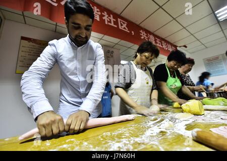 23. Mai 2017 - Hefei, Hefei, China - Hefei, CHINA-Mai 23 2017: (nur zur redaktionellen Verwendung. CHINA AUS)... Obaid, ein Student aus Pakistan, lernt, Knödel auf einer Wohnanlage in Hefei, Anhui Provinz Ost-China, 23. Mai 2017 machen. (Kredit-Bild: © SIPA Asien über ZUMA Draht) Stockfoto