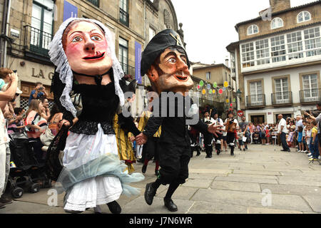 Santiago De Compostela, Spanien. 25. Mai 2017. Gigantes y Cabezudos riesige Figuren-Parade durch die Straßen von Santiago De Compostela in Nordspanien während der Himmelfahrt-Festival. Bildnachweis: David Bagnall/Alamy Live-Nachrichten Stockfoto