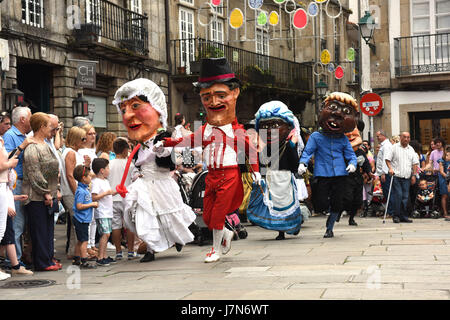 Santiago De Compostela, Spanien. 25. Mai 2017. Gigantes y Cabezudos riesige Figuren-Parade durch die Straßen von Santiago De Compostela in Nordspanien während der Himmelfahrt-Festival. Bildnachweis: David Bagnall/Alamy Live-Nachrichten Stockfoto