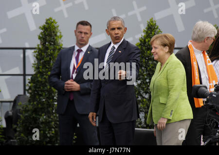 Berlin, Deutschland. 25. Mai 2017. Barack Obama deutet auf ein Mitglied des Publikums. Der Kanzler von Deutschland Angela Merkel und Barack Obama, der ehemalige US-Präsident, gesprochen auf dem Kirchentag "an Demokratie beteiligt sein: unter Verantwortung lokal und Global".  Am Ende einer Gruppe von deutschen und amerikanischen konnten die Jugendlichen einige Fragen dazu zu stellen. Bildnachweis: Michael Debets/Alamy Live-Nachrichten Stockfoto