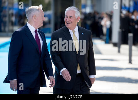 US Secretary of Defence James Mattis (l) und US-Außenministerin Rex Tillerson im Gespräch außerhalb der neuen NATO-Hauptquartier während der NATO-Gipfel in Brüssel, Belgien, 25 Mai 20 Foto: Kay Nietfeld/Dpa Stockfoto