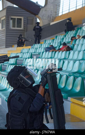 23. Mai 2017 - Saint-Paul, Réunion, Frankreich - Umsetzung der NOVI planen (viele Opfer ORSEC) in Saint-Paul heute Morgen mit der GIGN-Antenne von La Réunion und den Schauspielern das Relief und die öffentliche Sicherheit. Szenario: Terroristische Geiselnahme in öffentlichen Bussen zum Stadion, dann Rückzug der Terroristen innerhalb des Stadions. Die GIGN Antenne stürmt und neutralisiert die Terroristen. Bildnachweis: Valerie Koch/ZUMA Draht/Alamy Live-Nachrichten Stockfoto