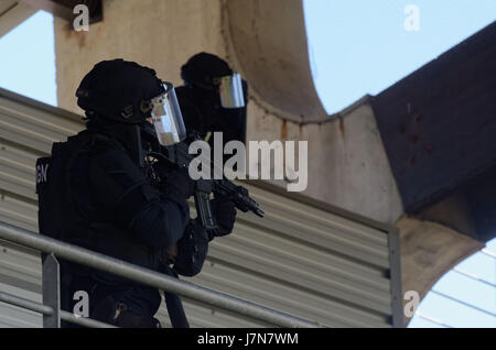 23. Mai 2017 - Saint-Paul, Réunion, Frankreich - Umsetzung der NOVI planen (viele Opfer ORSEC) in Saint-Paul heute Morgen mit der GIGN-Antenne von La Réunion und den Schauspielern das Relief und die öffentliche Sicherheit. Szenario: Terroristische Geiselnahme in öffentlichen Bussen zum Stadion, dann Rückzug der Terroristen innerhalb des Stadions. Die GIGN Antenne stürmt und neutralisiert die Terroristen. Bildnachweis: Valerie Koch/ZUMA Draht/Alamy Live-Nachrichten Stockfoto