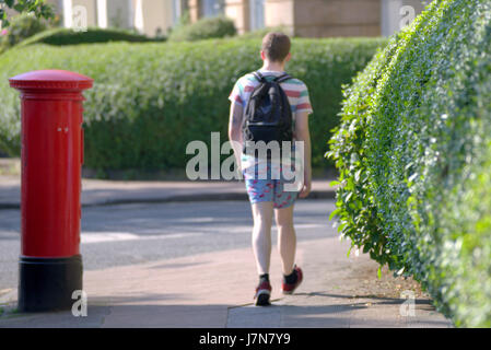 Das Wetter brachte einem Abend Anruf zu verkleiden und raus und genießen das med Typ Wetter gentrifizierten Bereichder Finnieston die Glasgow-version Stockfoto