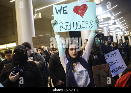 25. Mai 2017 - bestätigte ein Bundesberufungsgericht Donnerstag eine Entscheidung, die Präsident Donald Trump Reisen Verbot gegen sechs mehrheitlich muslimischen Ländern blockiert. Bild: 29. Januar 2017 - Los Angeles, CA, USA - eine Frau hält ein '' wir Herzen Flüchtlinge '' Schild als unter- und Ankünfte Bereich Leute Protest vor Tom Bradley International Terminal (TBIT) am Los Angeles International Airport (LAX) nach Donald Trump Reiseverbot aus mehrheitlich muslimischen Ländern auf Sonntag, 29. Januar 2017 in Los Angeles, Kalifornien Demonstranten herunterzufahren. © 2017 Patrick T. Fallon (Kredit-Bild: © Patrick Fallon über ZUMA Wir Stockfoto